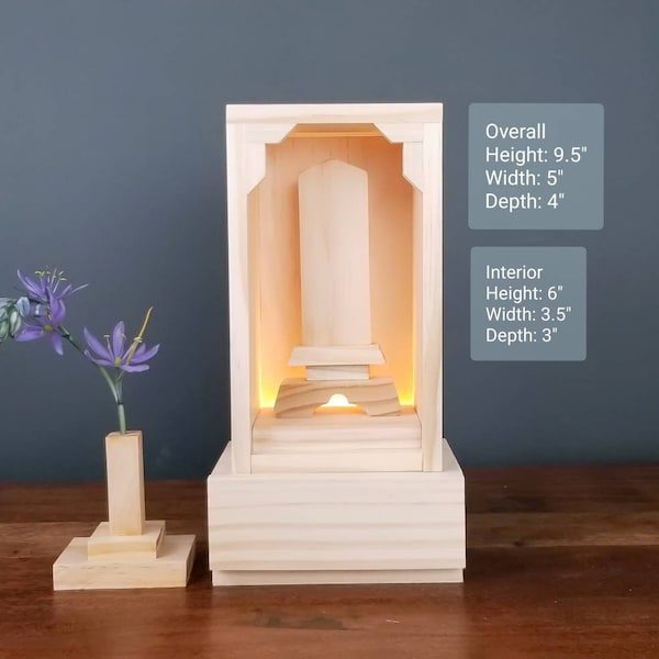 Pequeño altar-santuario ancestral moderno. Pequeña casa de espíritus. Butsudan, Ihai, deidades y placa conmemorativa, santuario budista.