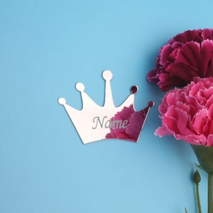 30pcs 8cm di larghezza Piccola corona incidere nome adesivo specchio acrilico personalizzato per regalo di nozze personalizzato per bomboniere per gli ospiti