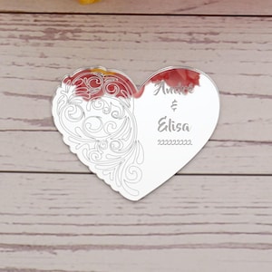 30 pz/lotto 6 x 7 cm Specchio acrilico personalizzato Cuore Tag Personalizzato Nome e Data Festa Regalo Ospite Invito Carta Incisa Motivo Vassoio Decorazione Casa