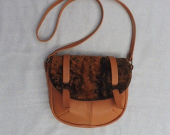 Petit sac gibecière en veau camel et fourrure assortie