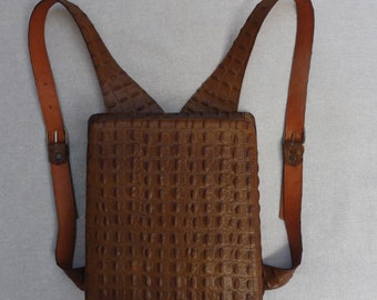 Petit sac à dos carré en veau imprimé croco camel