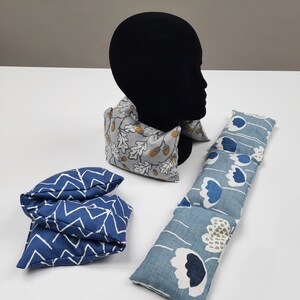 Puede incluir: Tres paquetes de calor cubiertos de tela diferentes. Uno es de forma larga y rectangular con un patr&oacute;n floral azul y blanco. Otro es de forma rectangular m&aacute;s peque&ntilde;a con un patr&oacute;n de chevron azul y blanco. El tercero es de forma rectangular m&aacute;s peque&ntilde;a con un patr&oacute;n gris y blanco de hojas de roble y bellotas.