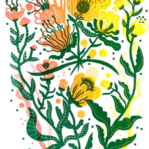 Peut inclure: Illustration florale vibrante avec des fleurs stylisées dans des tons de jaune, orange et rose, sur fond blanc. L'œuvre comprend un feuillage vert et des points, créant un design botanique vivant et coloré.