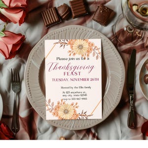 Könnte beinhalten: Eine Einladung zu einem Thanksgiving-Dinner mit floralem Design. Die Einladung lautet: "Bitte schließen Sie sich uns zu einem Thanksgiving-Festmahl an, Dienstag, 26. November. Ausgerichtet von der Familie Ellis, in der 123 anywhere st., any city, state 12345, RSVP an 555-867-9905."