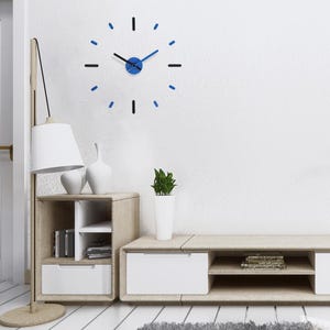 Orologio da parete moderno Orologio minimalista Decorazione per casa e ufficio, V2M Nero blu, Grande orologio da parete 56 cm. (22 pollici) Design premiato