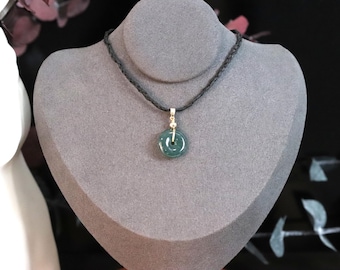 Classic Round Jade Pendant – Protection • Harmony • Timeless Style | VIERNNA
