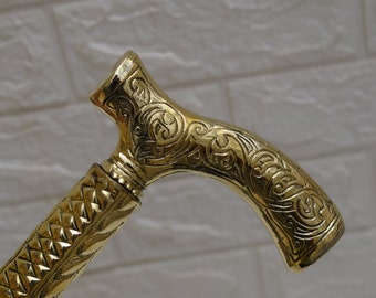 Bastón artesanal de madera de ébano con mango de latón dorado.
