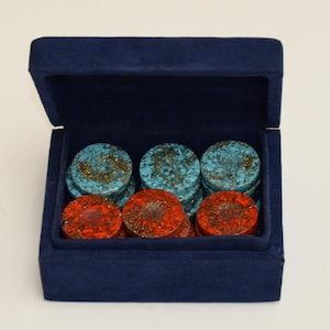 Jeu de jetons de backgammon turquoise et corail rouge faits main dans une boîte cadeau
