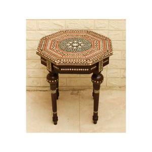 Antiker marokkanischer Couchtisch mit Perlmutteinlage - handgefertigter achteckiger Mosaik-Beistelltisch 56 cm Höhe