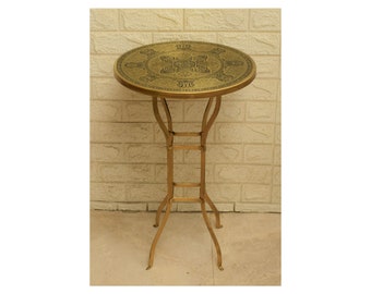 Handgefertigter marokkanischer Messing Tabletttisch: Oxidiertes Finish, goldene Beine