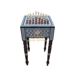 Tavolo da gioco degli scacchi, gioco da tavolo, tavolino quadrato per scacchi intarsiato in madreperla egiziana, tavolino marocchino, set di pezzi degli scacchi