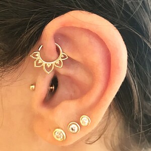 Pierścionek z żółtego złota 14k z koralikami - Lotus Tragus, przekłucia uszu, przegroda, helisa, BCR