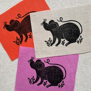 Parche de lino hecho a mano con estampado en linóleo de un ratón. Remiendo visible.