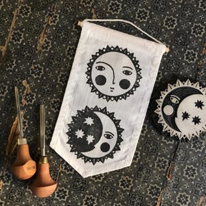 Mond und Stern Flagge | Original Linoldruck auf Baumwolle | Linoldruck | Handgedrucktes Bild | Mittelalterliche Kunst