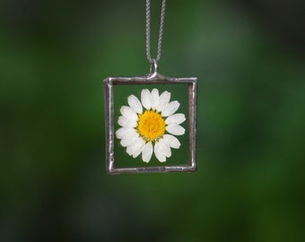 Daisy pressed flower necklace gift for her Natural jewelry Terrarium Jewelry Flower pendant daisy necklace Daisy jewelry on lace &172