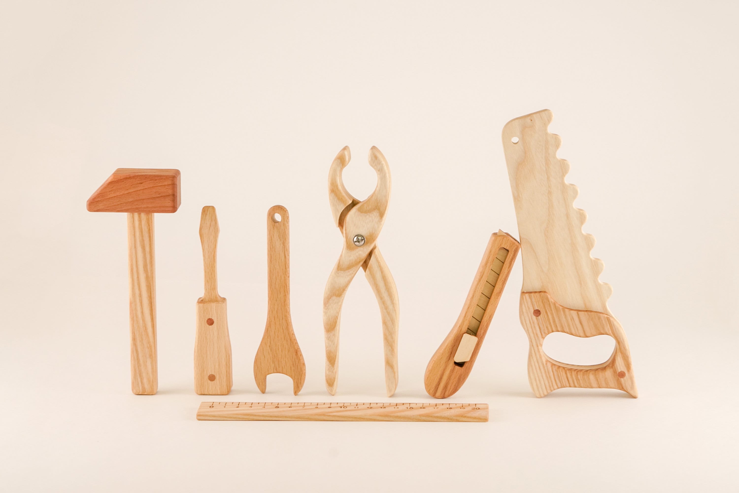 Дерева в набор входят. Столярные инструменты по дереву. Столярный набор для детей. Plan toys грейдер деревянный. Столярный набор инструментов pinie case1pdpfw.