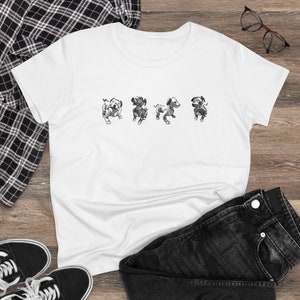 以下が含まれることがあります： 白地に黒と白の犬のイラストが4匹並んだTシャツ