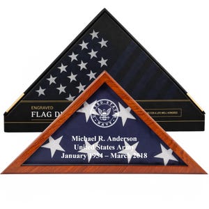 Vitrina personalizada para bandera de entierro de 5x9.5 pulgadas, caja conmemorativa militar grabada en madera maciza.