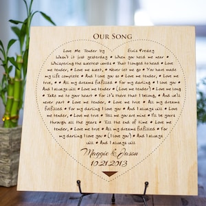 Ons lied / liefdeslied, eerste lied, gegraveerde hartvorm op 3/8&quot;x12&quot;x12&quot; berkenhouten bord + ijzeren standaard, verjaardagscadeau, Valentijnsgeschenken