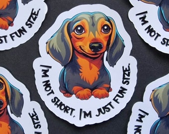 Lindo perro salchicha Dachshund - No soy bajo, solo soy de tamaño divertido - Pegatina