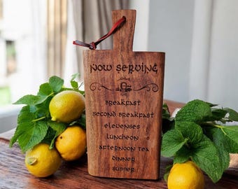 Tabla de servir con horario de comidas de fantasía / Decoración rústica de cocina de madera / Tabla de cortar inspirada en los hobbits / Letrero de segundo desayuno / Regalo grabado