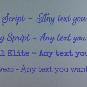 Puede incluir: Primer plano de una superficie blanca con cuatro l&iacute;neas de texto en azul. El texto dice: "Rouge Script - Any text you want", "Dancing Spript - Any text you want", "Special Elite - Any text you want", y "Life Savers - Any text you want".