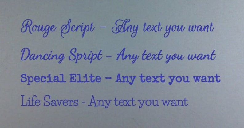Puede incluir: Primer plano de una superficie blanca con cuatro l&iacute;neas de texto en azul. El texto dice: "Rouge Script - Any text you want", "Dancing Spript - Any text you want", "Special Elite - Any text you want", y "Life Savers - Any text you want".