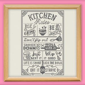 Puede incluir: Un cartel de reglas de cocina en blanco y negro con el texto "KITCHEN Rules" y "RISE & GRIND", "BE GRATEFUL", "Don't flip out", "SIMMER DOWN & ROLL WITH IT", "Just Whip BEAT IT IT GOOD", "LIFE IS SHORT LICK THE BOWL", "EAT IT OR STARVE".