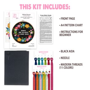 Puede incluir: Kit de punto de cruz con tela Aida negra, aguja, 11 colores de hilos Madeira e instrucciones para un dise&ntilde;o de bordado floral que dice "Los libros siempre son una buena idea".