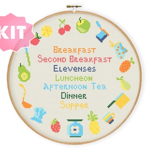 Op de afbeelding: Een borduurpatroonset met een cirkelvormig ontwerp met verschillende voedsel- en drankiconen, waaronder een ananas, een kopje thee, een lepel en een peer. De tekst "Breakfast, Second Breakfast, Elevenses, Luncheon, Afternoon Tea, Dinner, Supper" wordt in een cirkel rond de iconen weergegeven.
