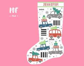 Puede incluir: Un calcetín navideño blanco con un patrón de punto de cruz de varios vehículos, incluyendo coches y furgonetas que transportan árboles de Navidad y regalos. El borde superior muestra el nombre JENNIFER en rojo, junto a copos de nieve y rayas.
