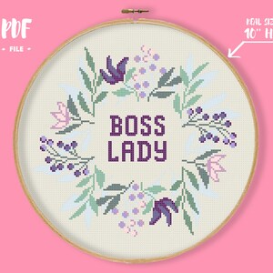 Könnte beinhalten: Ein Kreuzstichmuster mit einem Blumenkranz und dem Text "Boss Lady" in der Mitte. Das Muster ist für einen 10 Zoll großen Reifen konzipiert.