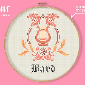 Puede incluir: Un patrón de punto de cruz para un aro de 25,4 cm de diámetro que presenta una lira, dos dragones y la palabra "Bard" en una fuente medieval. El patrón está en tonos de naranja, amarillo y rojo.