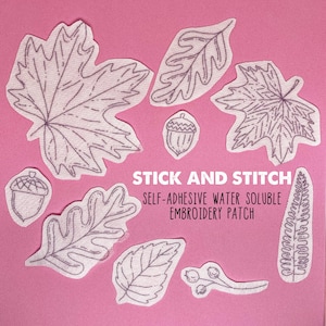 Peut inclure: Un ensemble de patchs de broderie hydrosolubles autocollants présentant différents motifs de feuilles et de glands. Les patchs sont blancs et ont un aspect délicat dessiné à la main. Le texte "Stick and Stitch" et "Self-Adhesive Water Soluble Embroidery Patch" est imprimé sur un fond rose.
