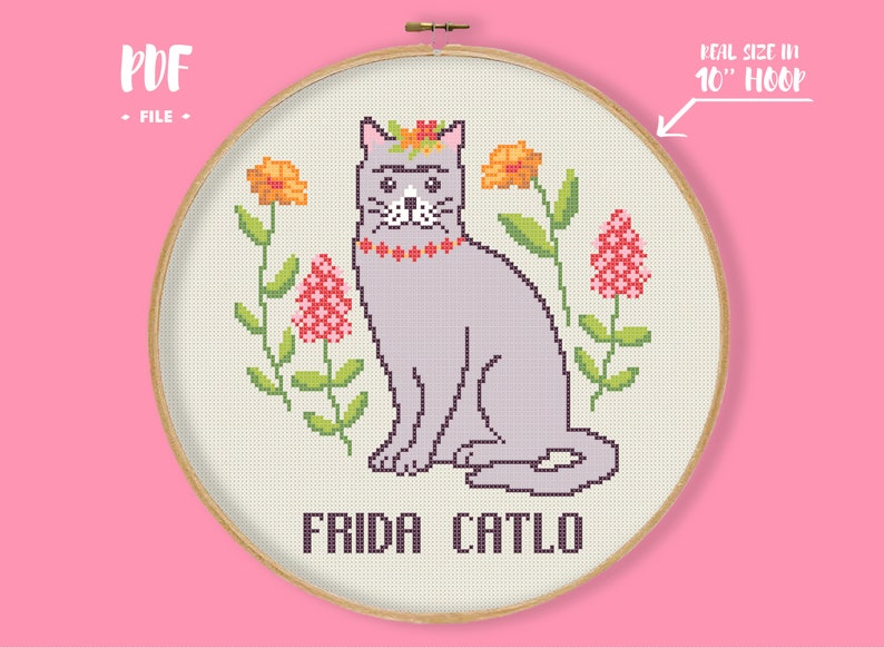 Peut inclure: Broderie au point de croix d'un chat gris avec une couronne et un collier de fleurs, entour&eacute; de fleurs. Le texte "FRIDA CATLO" est brod&eacute; en dessous. Le motif est dans un cercle de 25.4 cm, avec le texte "PDF FILE".