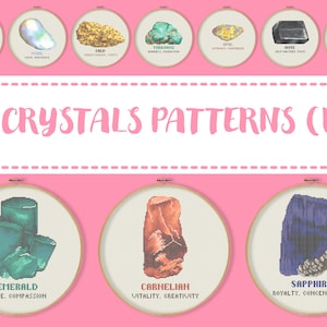 Puede incluir: Un gráfico rosa y blanco con diez patrones de cristales en aros de bordado. Se muestra el texto "10 CRYSTALS PATTERNS (V.2)". Cada aro muestra un cristal diferente con su nombre y cualidades asociadas.