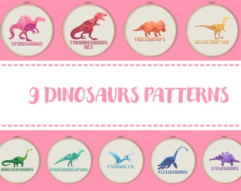 Pode incluir: Nove bastidores de bordado circulares com padrões de dinossauros em ponto cruz, incluindo Spinosaurus, Tyrannosaurus Rex, Triceratops, Velociraptor, Brachiosaurus, Parasaurolophus, Pterodactyl, Plesiosaurus e Stegosaurus com o texto 9 DINOSAURS PATTERNS.