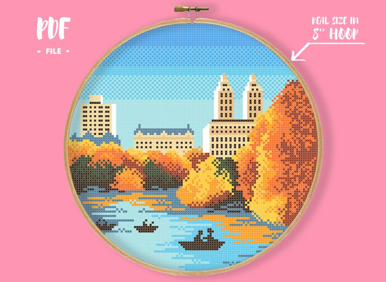 Puede incluir: Patr&oacute;n de punto de cruz de un paisaje urbano con edificios y &aacute;rboles en colores oto&ntilde;ales. El patr&oacute;n est&aacute; dise&ntilde;ado para un aro de bordado de 20 cm. El patr&oacute;n est&aacute; disponible como archivo PDF.