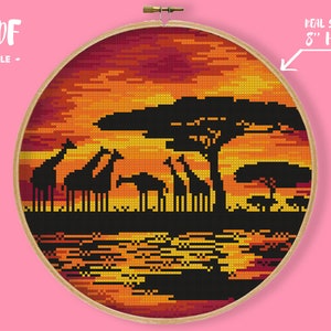 Könnte beinhalten: Kreuzstichmuster eines Sonnenuntergangs über einer Savanne mit Giraffen und Akazienbäumen. Das Muster ist für einen Stickrahmen mit 20 cm Durchmesser ausgelegt.