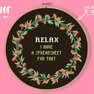 Könnte beinhalten: Ein schwarzer Stickrahmen mit einem floralen Kranzdesign und dem Text "RELAX I HAVE A SPREADSHEET FOR THAT". Der Rahmen hat einen Durchmesser von 25,4 cm.
