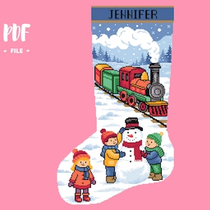 Könnte beinhalten: Eine PDF-Datei mit einem Kreuzstichmuster für einen Weihnachtsstrumpf mit einem Pixel-Art-Design, das eine Dampflokomotive in einer verschneiten Landschaft, einen Schneemann und drei Kinder in Winterkleidung zeigt. Der Name JENNIFER steht oben.