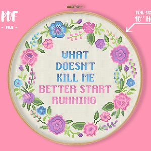 Puede incluir: Patrón de punto de cruz con una corona de flores y el texto "What doesn't kill me better start running" en un aro de 25 cm.