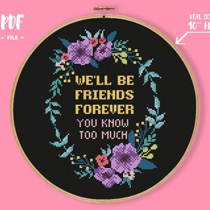 Puede incluir: Una taza de cerámica blanca con un asa negra y el texto "But First, Coffee" en negrita negra. La taza está sobre una superficie de madera. La taza mide aproximadamente 10 cm de alto.