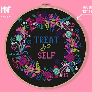 Könnte beinhalten: Ein schwarzes und weißes Kreuzstichmuster mit einem floralen Kranz, der den Text "TREAT yo SELF" in bunten Buchstaben umgibt. Das Muster ist für einen Stickrahmen mit 30 cm Durchmesser ausgelegt.