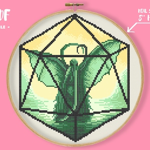 Op de afbeelding: Kruissteekpatroon met een groene draak in een geometrische vorm, tegen een gele en lichtgroene achtergrond. Het ontwerp is omlijst in een houten borduurring, met tekst die een ring van 12.7 cm aangeeft. De tekst "PDF FILE" is ook aanwezig.