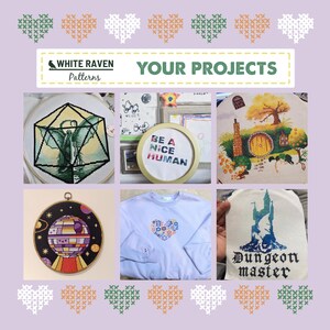 Peut inclure: Un collage de projets de point de croix, dont un dragon g&eacute;om&eacute;trique, un cadre rond avec "Be a Nice Human", une maison de Hobbit, une &Eacute;toile de la Mort, un c&oelig;ur floral sur un t-shirt bleu clair et un motif "Dungeon Master". L'image comprend le texte "White Raven Patterns" et "Your Projects".