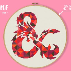 Puede incluir: Un diseño de punto de cruz con un dragón y un símbolo de ampersand en tonos rojos, naranjas y marrones. El diseño está sobre un fondo crema dentro de un aro de 30 cm. El texto en la parte superior dice "PDF FILE".