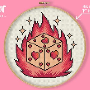 Könnte beinhalten: Ein Kreuzstich-Design in einem 17.78 cm-Reifen, das einen pixeligen Würfel in Flammen zeigt, mit Herzen auf jeder Seite. Das Design ist von Sternen und dem Text "PDF FILE" umgeben. Die Farbpalette umfasst Rot-, Rosa- und Beigetöne.