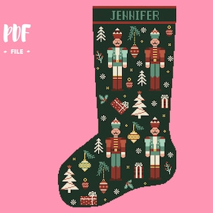 Puede incluir: Una media de Navidad verde con el nombre "Jennifer" en la parte superior. La media está decorada con un patrón repetido de soldados cascanueces, árboles de Navidad, adornos y copos de nieve.