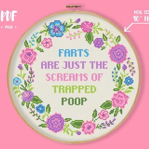 Puede incluir: Un patrón de punto de cruz con una corona de flores y el texto "Farts are just the screams of trapped poop" en un aro de 25 cm.